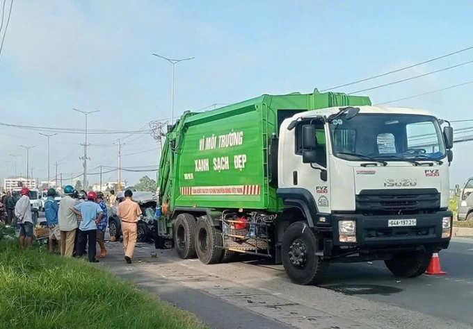 Hiện trường vụ ôtô con đâm vào đuôi xe chở rác, sáng 5/8. Ảnh: Người dân cung cấp