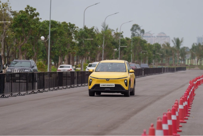 VinFast Limo Green phiên bản màu vàng. Ảnh: Tuấn Vũ