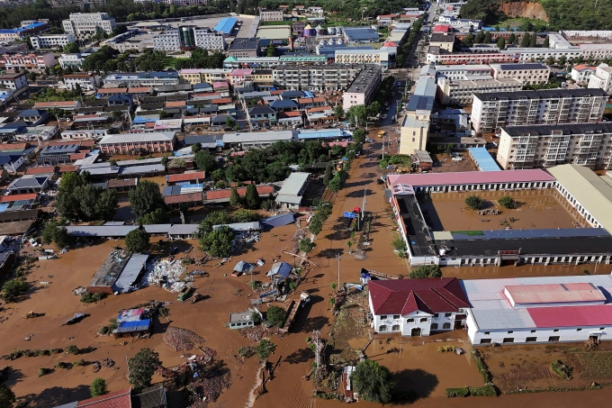 Nhà cửa ngập lụt do mưa lớn ở quận Mật Vân, Bắc Kinh, Trung Quốc ngày 29/7. Ảnh: Reuters
