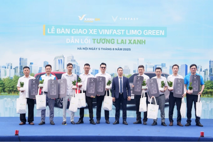 Những người dùng đầu tiên mẫu MPV điện 7 chỗ. Ảnh: Tuấn Vũ