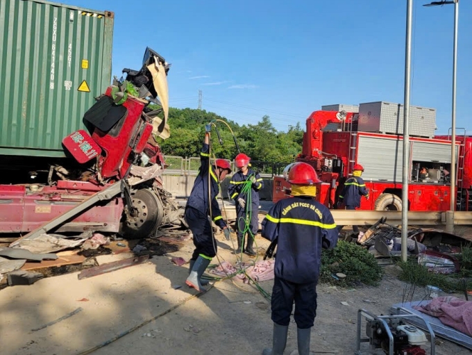 Xe đầu kéo biển Hải Phòng vỡ nát phần đầu. Ảnh: Lam Sơn