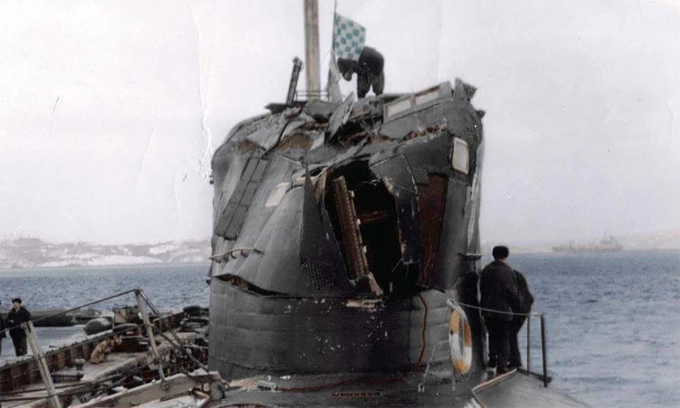 Tháp chỉ huy tàu ngầm B-276 Kostroma móp méo sau cú đâm vào tàu ngầm USS Baton Rouge ngoài khơi đảo Kildin, Nga tháng 2/1992. Ảnh: Hải quân Nga