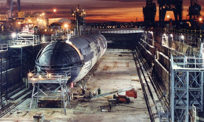 Tàu ngầm USS Baton Rouge tại ụ nổi ở đảo Mare, Mỹ tháng 2/1995. Ảnh: US Navy