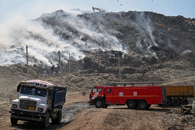 Khói bốc mù mịt từ bãi rác Ghazipur ở Delhi tháng 4/2024. Ảnh:AFP