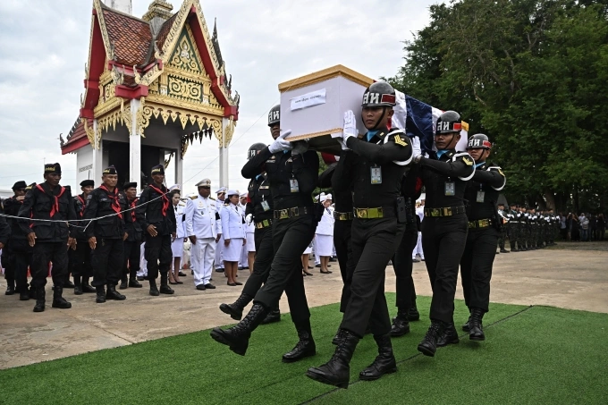 Binh sĩ Thái Lan khiêng quan tài của Theerayuth Krajangthong, 22 tuổi, thiệt mạng trong đụng độ giữa Thái Lan và Campuchia, trong tang lễ tại một ngôi chùa ở tỉnh biên giới Buriram ngày 30/7. Ảnh: AFP