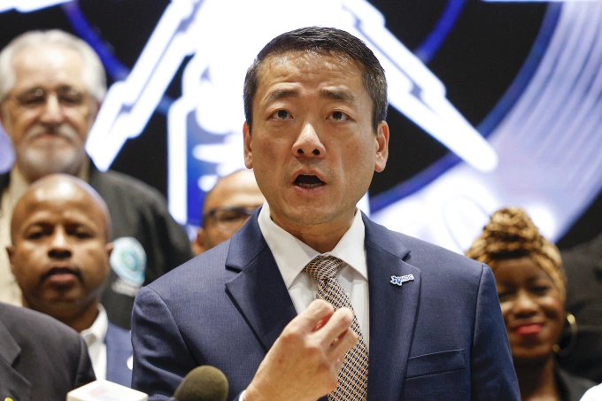 Gene Wu, lãnh đạo Dân chủ tại Hạ viện bang Texas, phát biểu ở bang Illinois ngày 4/8. Ảnh: AFP