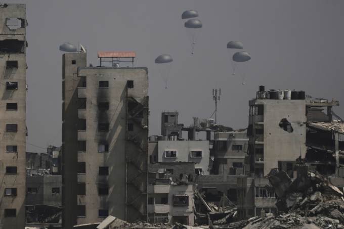 Những chiếc dù mang theo hàng cứu trợ được thả xuống Gaza City ngày 28/7. Ảnh: AP