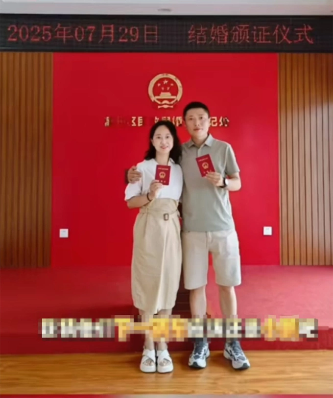 Cặp đôi đăng ký kết hôn ngày 29/7, ba ngày sau khi thoát chết trong tai nạn trên cao tốc. Ảnh: Sohu
