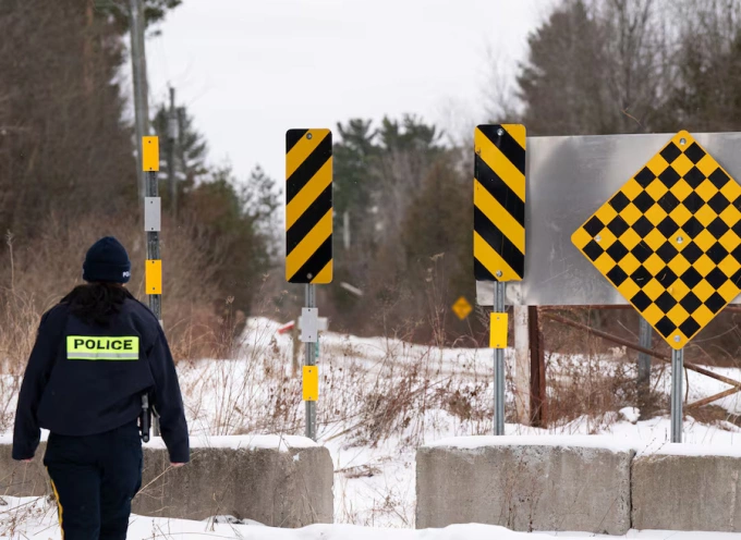 Cảnh sát Canada tại biên giới với Mỹ ở tỉnh Quebec. Ảnh: Canadian Press