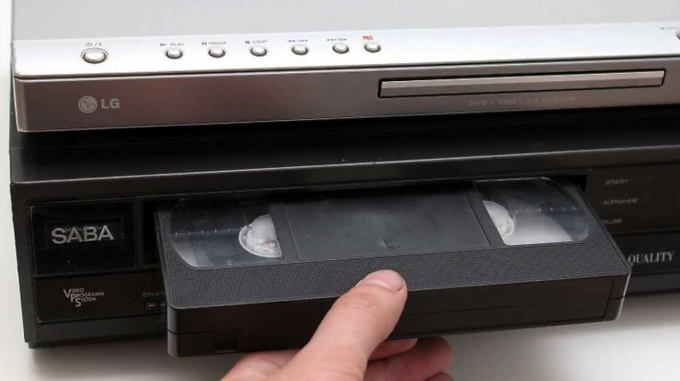 Một mẫu đầu băng VHS (dưới) và đầu CD (trên). Ảnh: Knowtechie