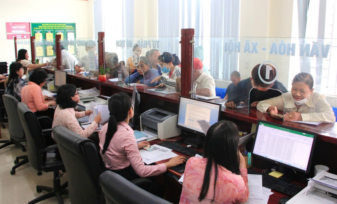 Cán bộ Trung tâm phục vụ hành chính công phường Đồng Thuận giải quyết hồ sơ của người dân. Ảnh: Đắc Thành