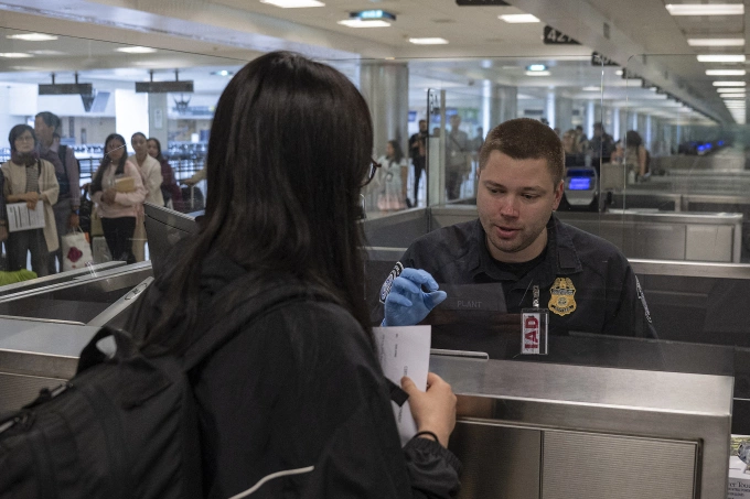 Công dân nước ngoài làm thủ tục nhập cảnh tại Sân bay Quốc tế Dulles, Washington, ngày 29/6. Ảnh: AFP