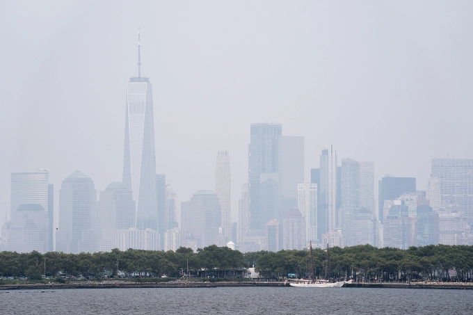Khói cháy rừng bao phủ New York, Mỹ, ngày 26/7. Ảnh: AFP
