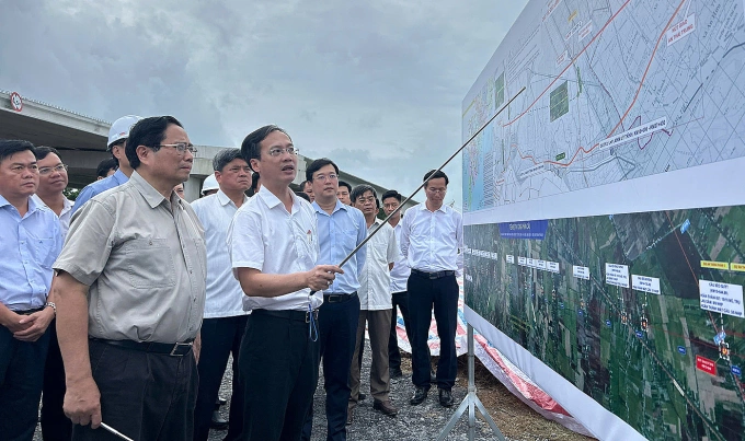 Thủ tướng Chính phủ Phạm Minh Chính khảo sát tiến độ thi công cao tốc Cao Lãnh - An Hữu. Ảnh: Nguyễn Khánh