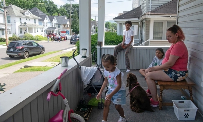 Felica Allen dành thời gian bên các con trên hiên nhà ở gần thành phố Binghamton, bang New York. Ảnh: WSJ