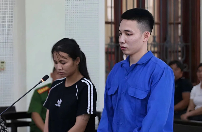 Bị cáo Thanh và Kim Anh (từ phải qua), tại tòa, ngày 5/8. Ảnh: Hùng Lê