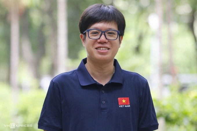Thầy Trần Quang Hùng tại khuôn viên trường Đại học Khoa học Tự nhiên. Ảnh: Thanh Hằng