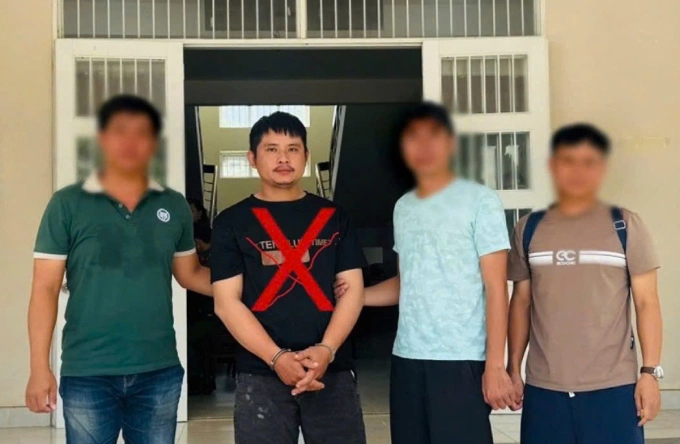 Nghi can Trung (thứ hai từ trái sang), thời điểm bị cảnh sát bắt. Ảnh: Hòa Vang