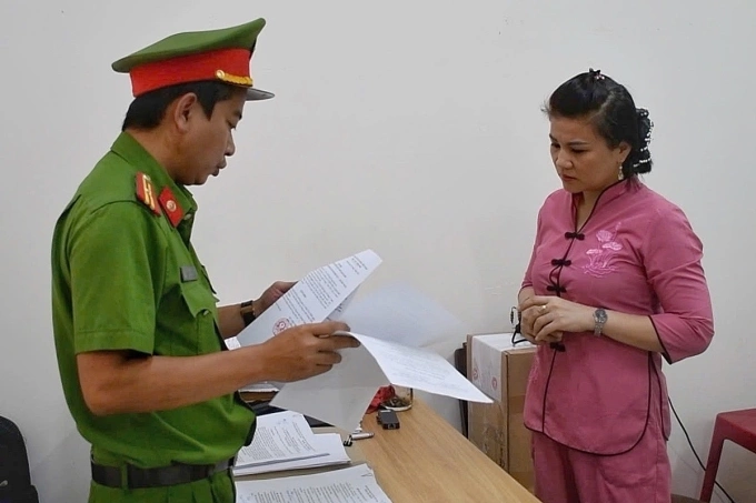 Bà Nguyễn Thị Quyên lúc nghe lệnh bắt. Ảnh: Công an Quảng Ngãi