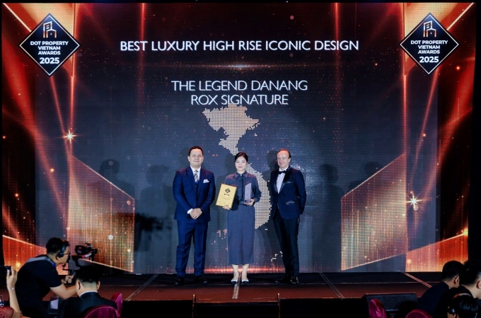 Tổng giám đốc ROX Signature (giữa) nhận vinh danh từ ban tổ chức Dot Property Awards. Ảnh: