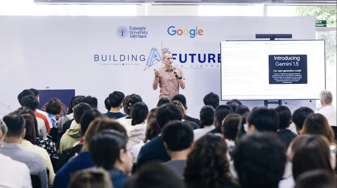 Ông Jeff Dean, Phó chủ tịch Google kiêm Nhà khoa học trưởng của Google DeepMind phát biểu tại sự kiện Google tài trợ 1,5 triệu USD để phát triển các chương trình giáo dục AI cho Trường Đại học Fulbright Việt Nam. Ảnh: Fulbright