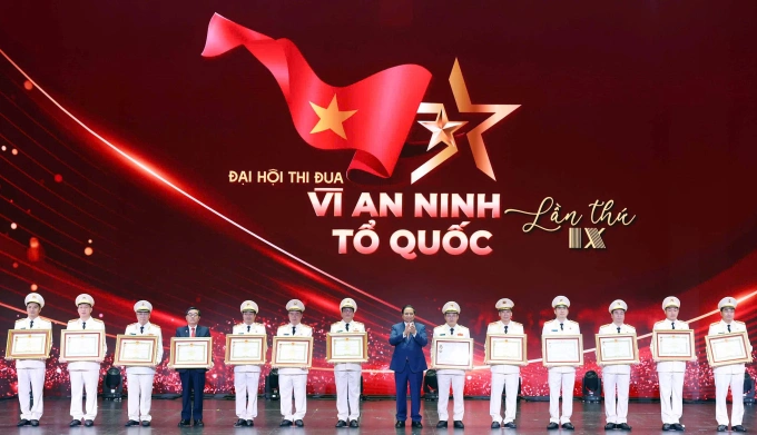 Thủ tướng Phạm Minh Chính trao danh hiệu cho các tập thể, cá nhân. Ảnh: Phạm Kiên