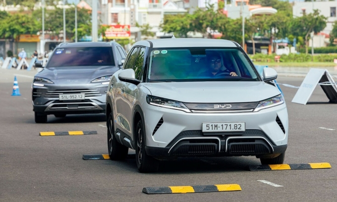 Người tham dự lái thử xe ở sự kiện. Ảnh: BYD