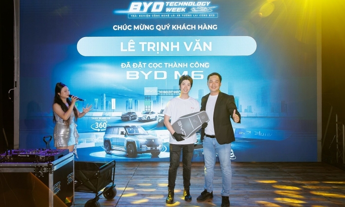 Người dùng đặt cọc xe tại sự kiện. Ảnh: BYD