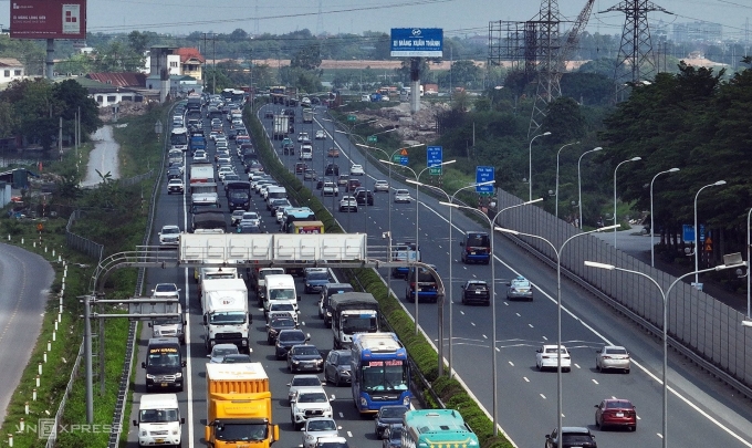 Dòng xe cộ trên cao tốc Pháp Vân - Cầu Giẽ dịp nghỉ lễ 30/4. Ảnh: Việt An