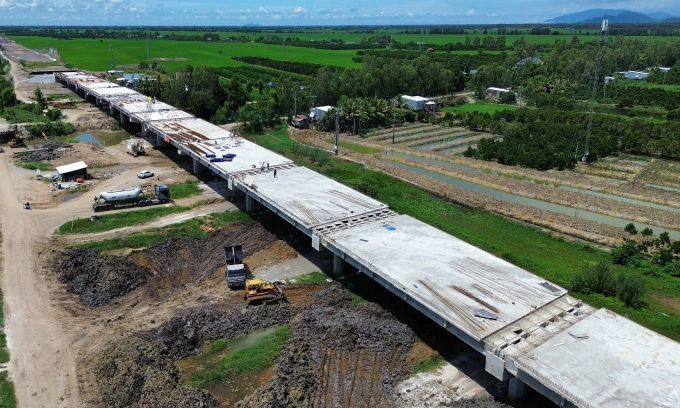 Đơn vị thi công cao tốc Châu Đốc - Cần Thơ tập trung máy móc, thiết bị đẩy nhanh tiến độ thi công. Ảnh: Nguyễn Khánh