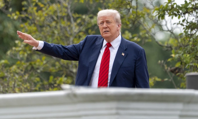 Tổng thống Mỹ Donald Trump trên nóc Cánh Tây Nhà Trắng ngày 6/8. Ảnh: AP