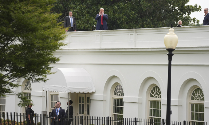 Tổng thống Mỹ Donald Trump trên nóc Cánh Tây Nhà Trắng ngày 6/8. Ảnh: AP