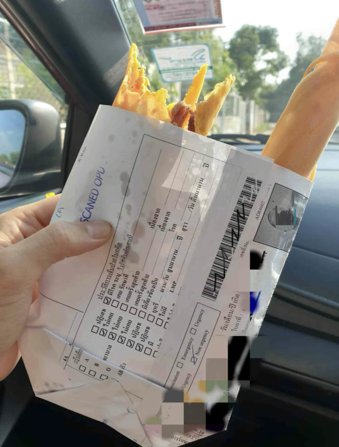 Hồ sơ bệnh án được người bán đồ ăn đường phố dùng làm giấy gói. Ảnh: SCMP