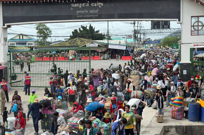 Lao động Campuchia mang theo nhiều hành lý qua cửa khẩu biên giới với Thái Lan ở tỉnh Battambang ngày 6/8. Ảnh: Bộ Lao động Campuchia