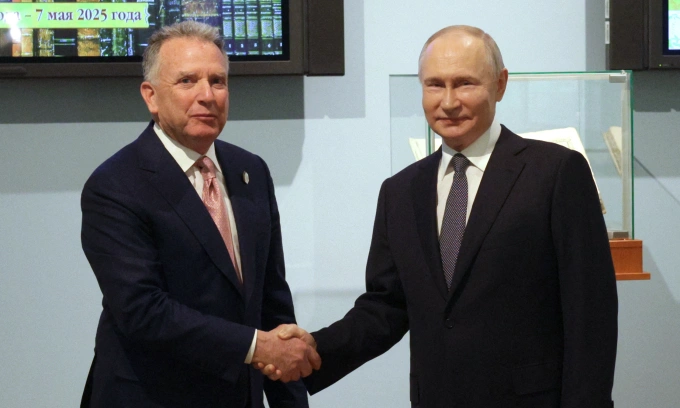 Ông Witkoff (trái) và Tổng thống Putin bắt tay trước cuộc gặp tại Saint Petersburg, Nga, hôm 11/4. Ảnh: AFP