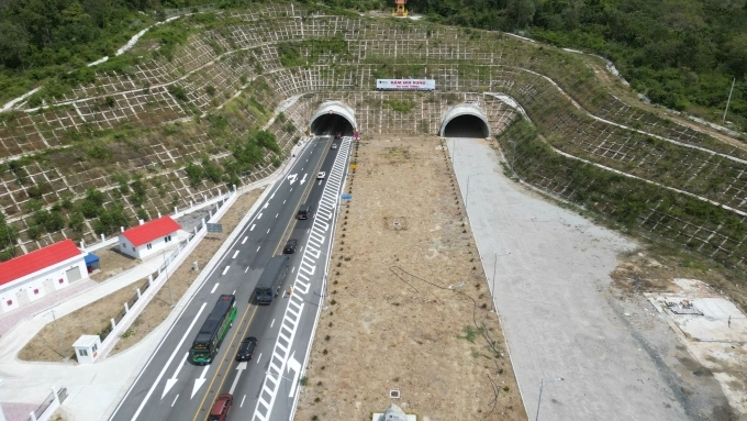 Ùn tắc trên cao tốc Vĩnh Hảo - Phan Thiết kéo dài gần 10 km trước hầm Núi Vung, ngày 25/1/2025. Ảnh: Việt Quốc