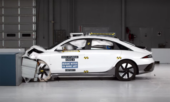 Xe điện Hyundai Ioniq 6 2025 trong bài kiểm tra va chạm phía trước. Ảnh chụp màn hình.