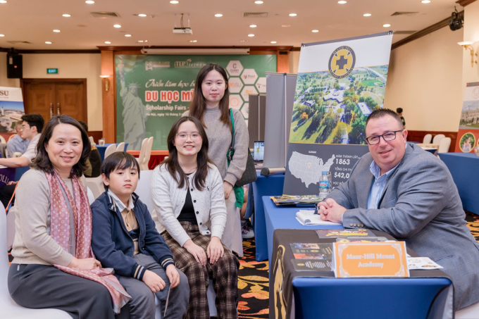 Đại diện Maur Hill-Mount Academy tham gia chuỗi Triển lãm của Nam Anh Scholarships. Ảnh: Nam Anh Scholarships