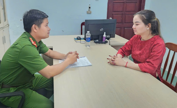 Trần Thị Kim Kha tại cơ quan công an. Ảnh: Công an Vĩnh Long