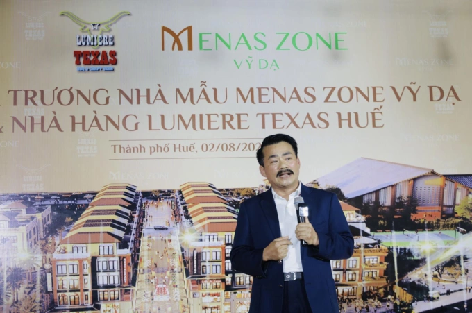 Ông Nguyễn Quang Trung phát biểu tại lễ ra mắt nhà mẫu. Ảnh: Ariyana Vỹ Dạ