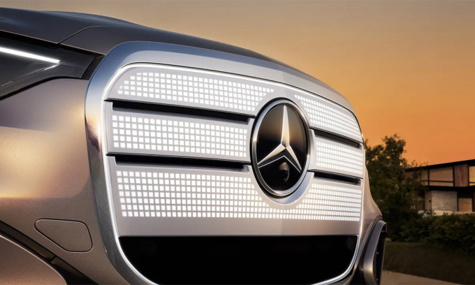 Mercedes GLC EV với lưới tản nhiệt phát sáng lộ thiết kế. Ảnh: Mercedes