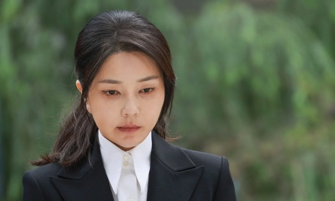 Cựu đệ nhất phu nhân Hàn Quốc Kim Keon-hee trình diện văn phòng công tố viên đặc biệt ở Seoul ngày 6/8. Ảnh: Yonhap