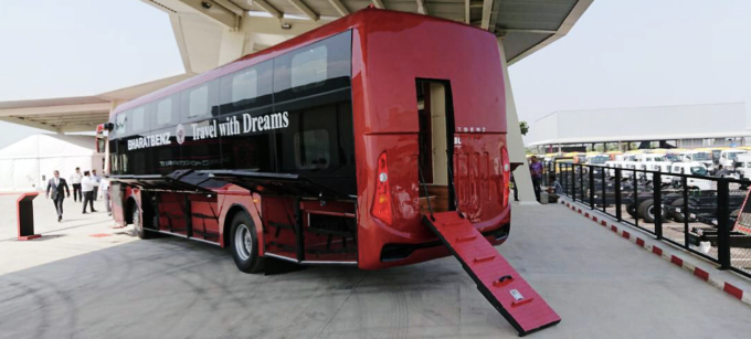 Cửa thoát hiểm phía sau trên mẫu xe giường nằm của BharatBenz. Ảnh: JCBL