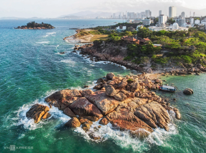 Danh thắng Hòn Chồng ở Nha Trang (Khánh Hòa) nhìn từ trên cao. Ảnh: Khoa Trần