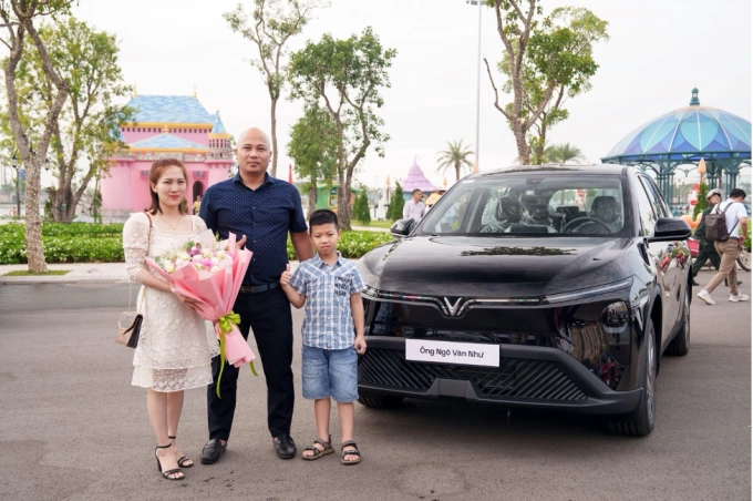 Anh Ngô Văn Như và gia đình nhận xe Limo Green tại sự kiện. Ảnh: Tuấn Vũ