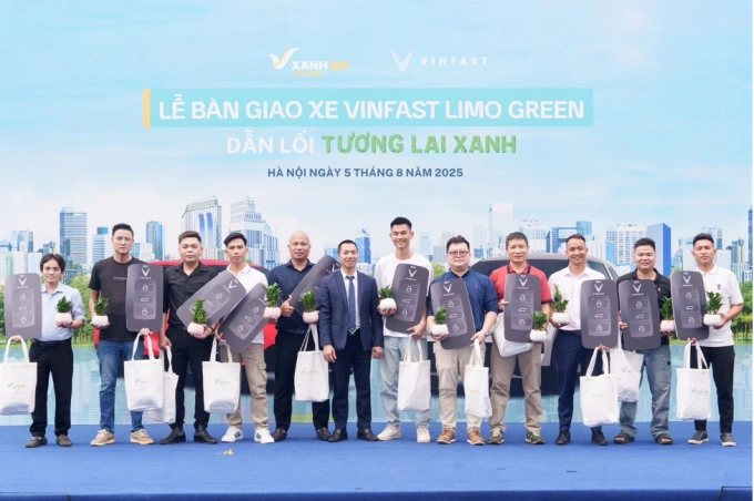 Những người dùng đầu tiên nhận xe Limo Green sáng 5/8. Ảnh: Tuấn Vũ