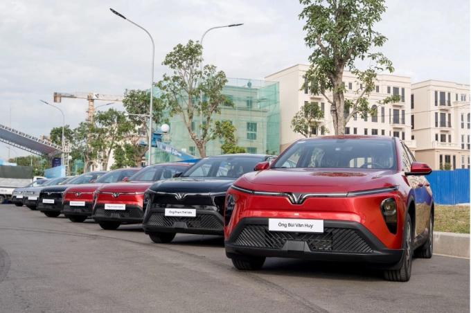 Dàn xe Limo Green tại lễ bàn giao. Ảnh: Tuấn Vũ