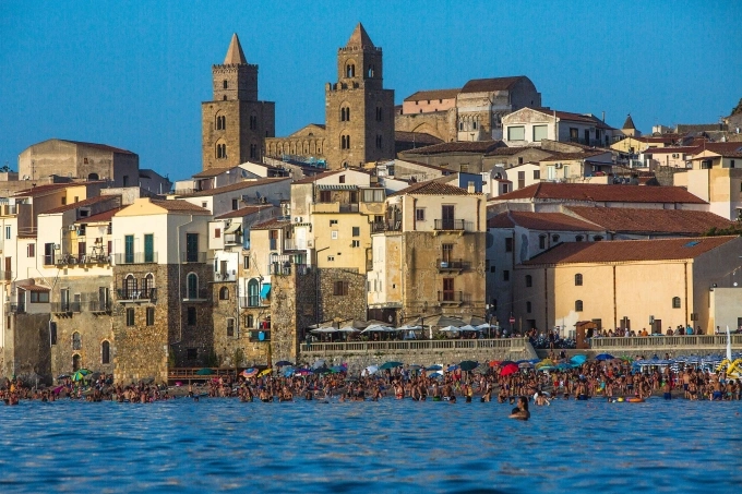 Một góc đảo Sicily của Italy hôm 30/7. Ảnh: AFP