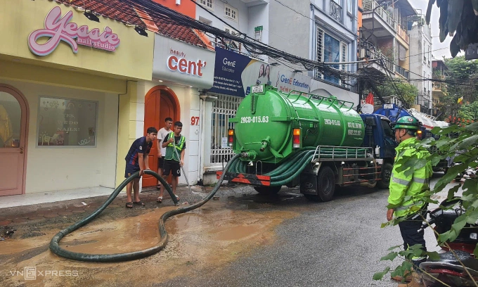 Nhiều lượt xe hút đã được điều đến hiện trường làm công tác thu dọn bùn đất. Ảnh: Võ Hải