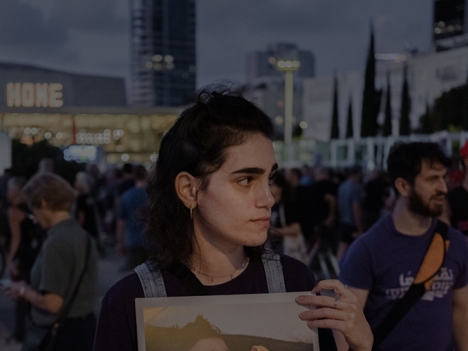 Dor Eilon biểu tình ở Tel Aviv hôm 31/7. Ảnh: WSJ